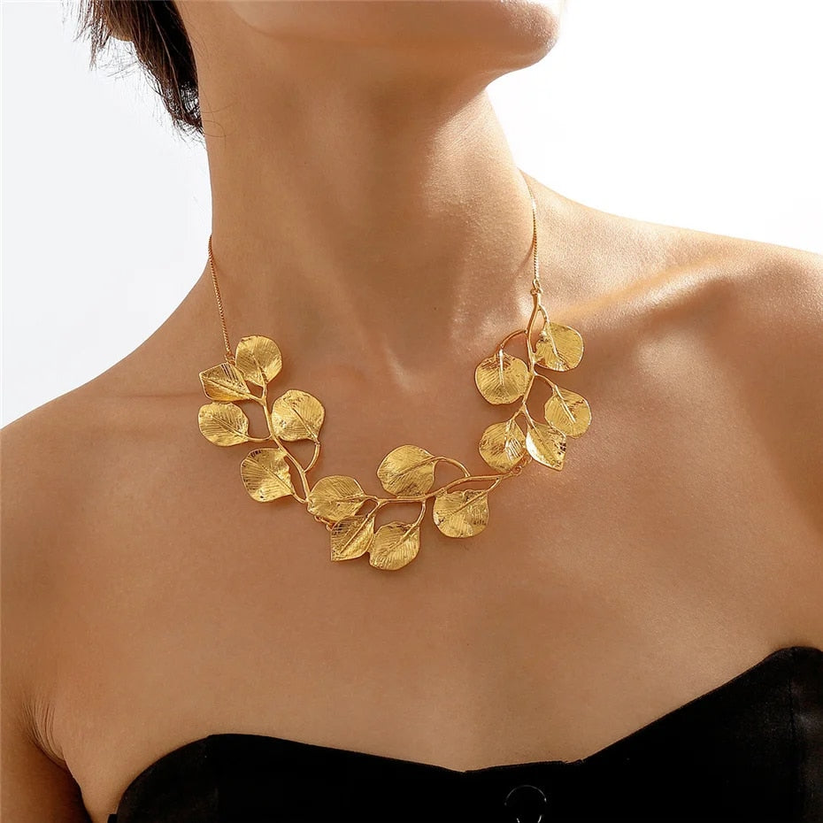 Сhris Exaggerated Leaf Pendant Choker Necklace