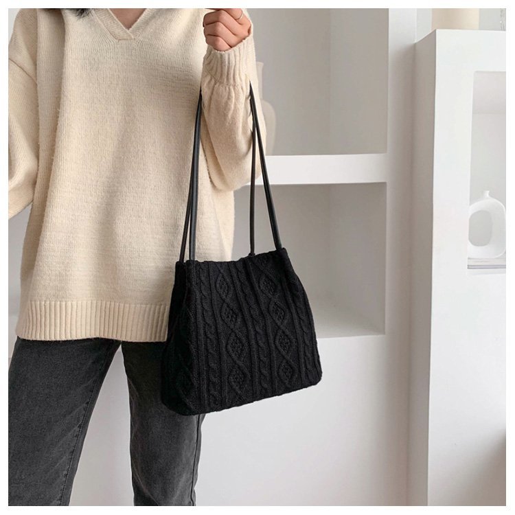 Hayley Woman Knitted Shoulder Bag