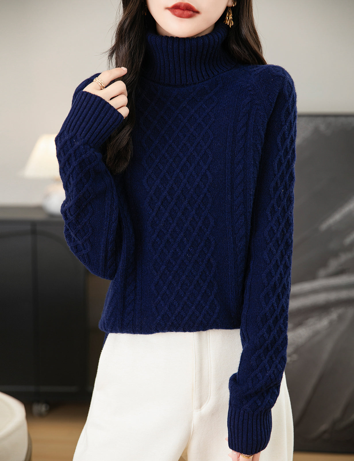 Jenny Woman Turtleneck Sweater