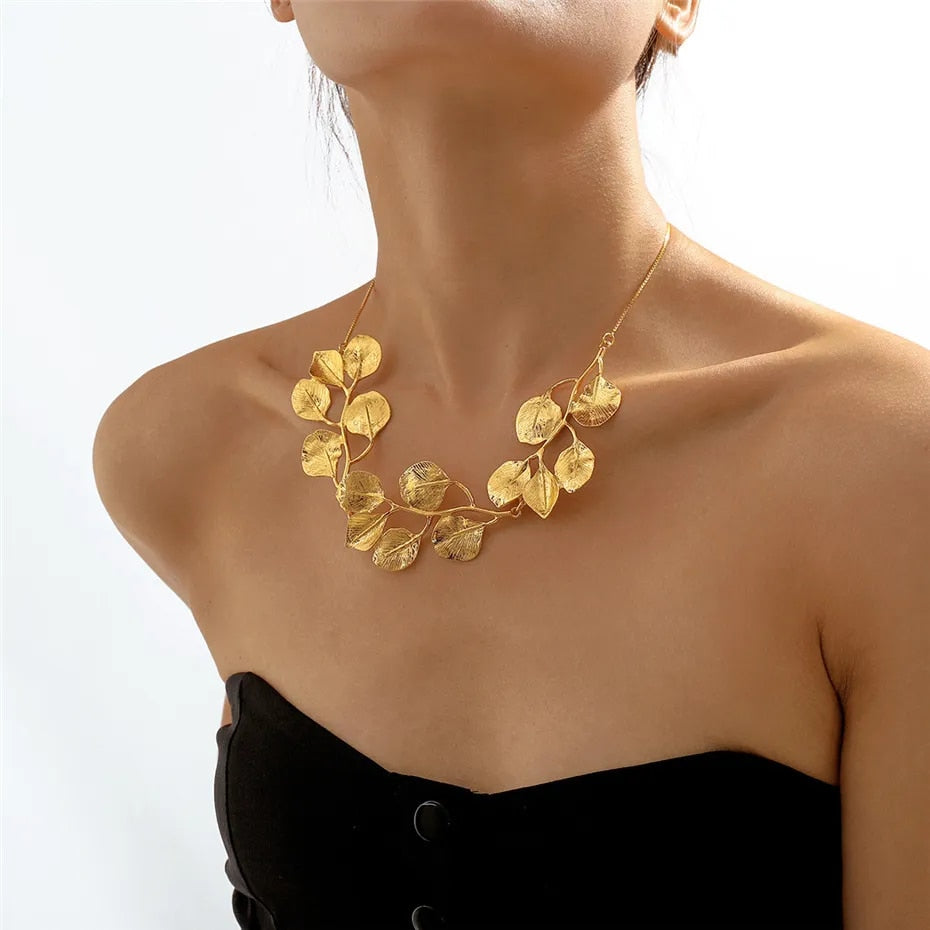 Сhris Exaggerated Leaf Pendant Choker Necklace
