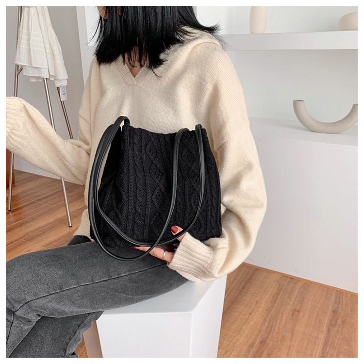 Hayley Woman Knitted Shoulder Bag