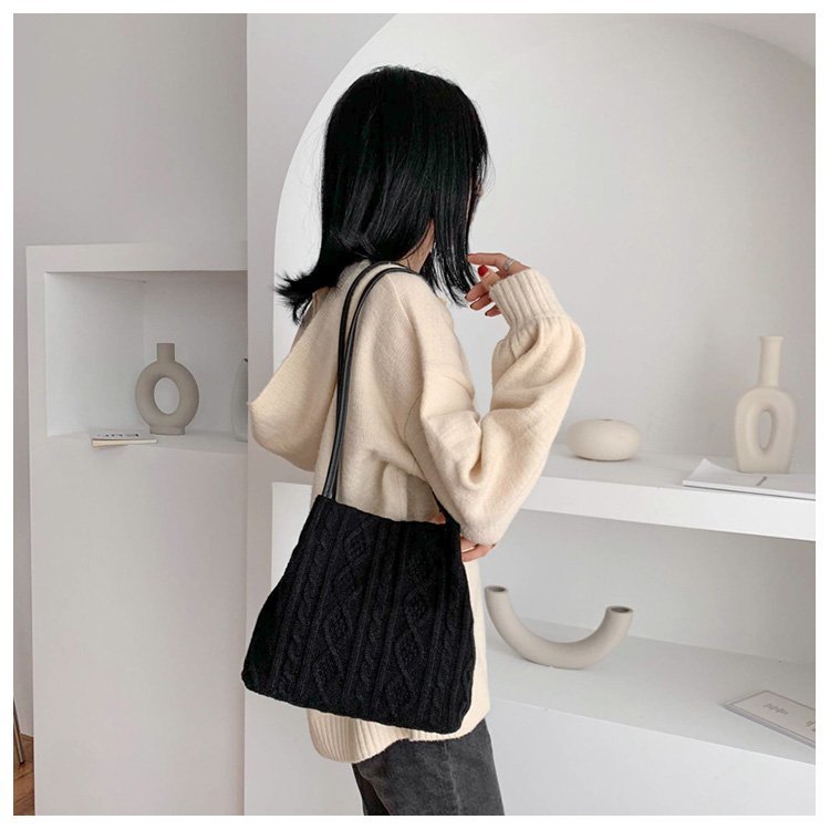 Hayley Woman Knitted Shoulder Bag