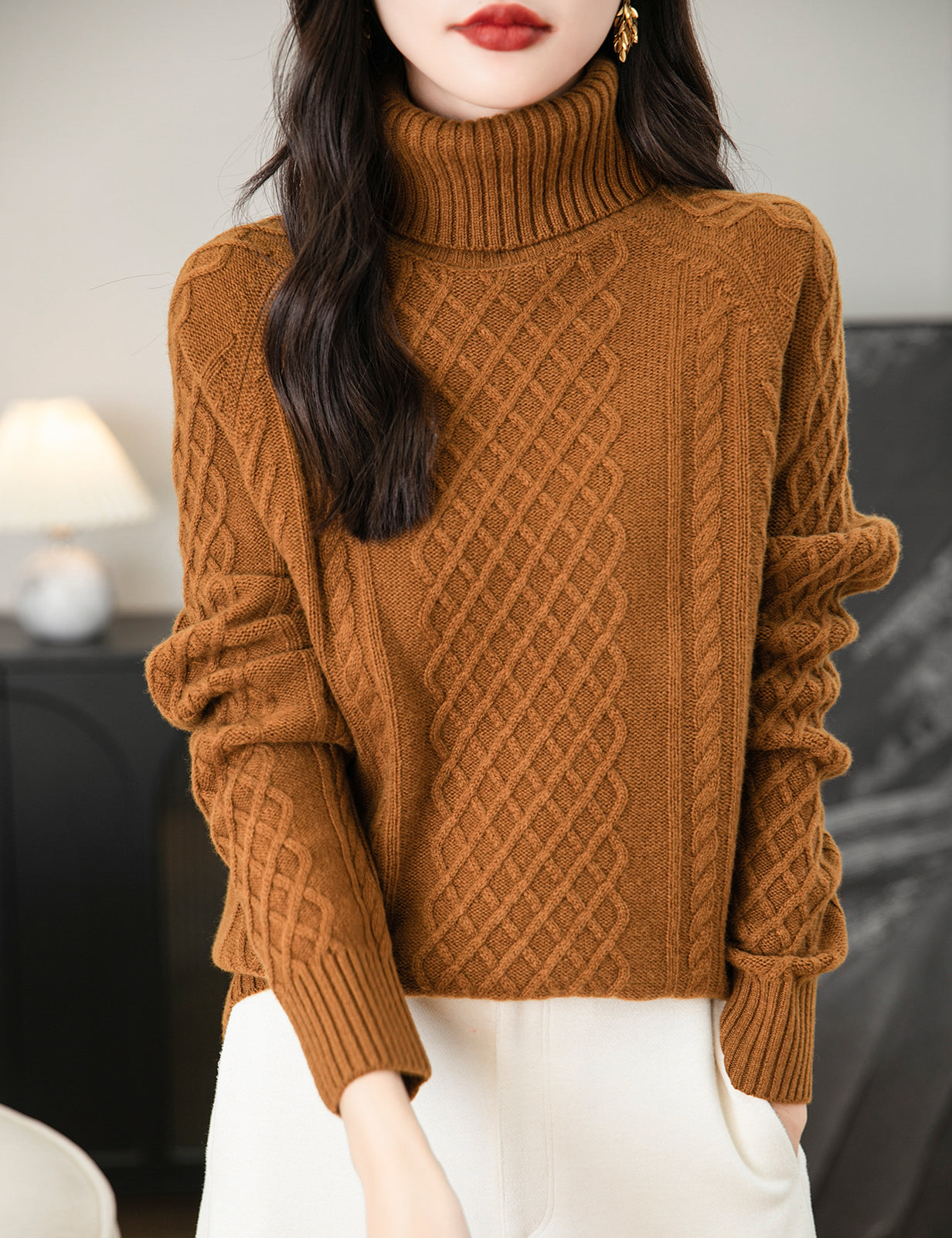 Jenny Woman Turtleneck Sweater