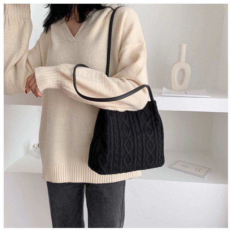 Hayley Woman Knitted Shoulder Bag
