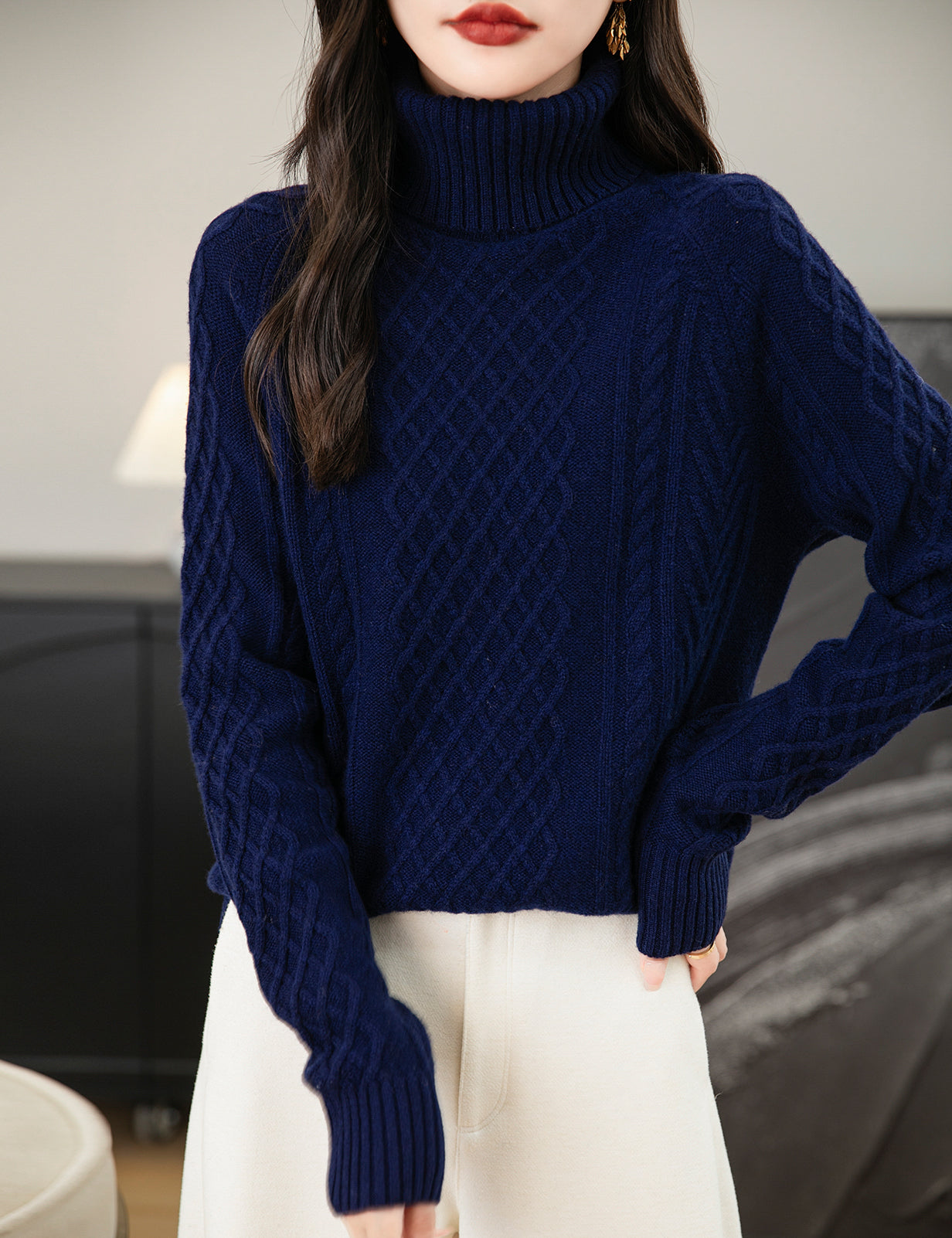 Jenny Woman Turtleneck Sweater