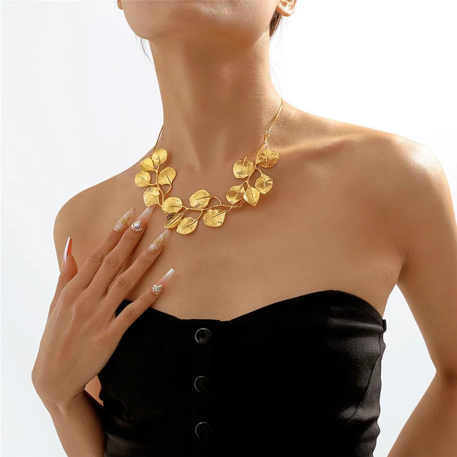 Сhris Exaggerated Leaf Pendant Choker Necklace