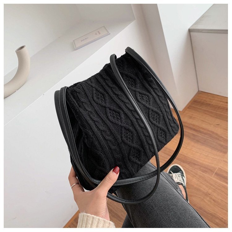 Hayley Woman Knitted Shoulder Bag