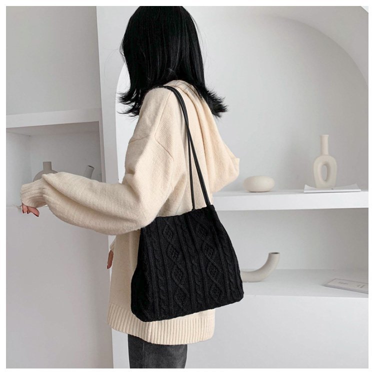 Hayley Woman Knitted Shoulder Bag